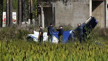 Soldados rusos inspeccionan parte del fuselaje de un avión privado estrellado cerca de la localidad de Kuzhenkino, en la región de Tver, Rusia, el 24 de agosto de 2023. (AP Foto/Alexander Zemlianichenko)