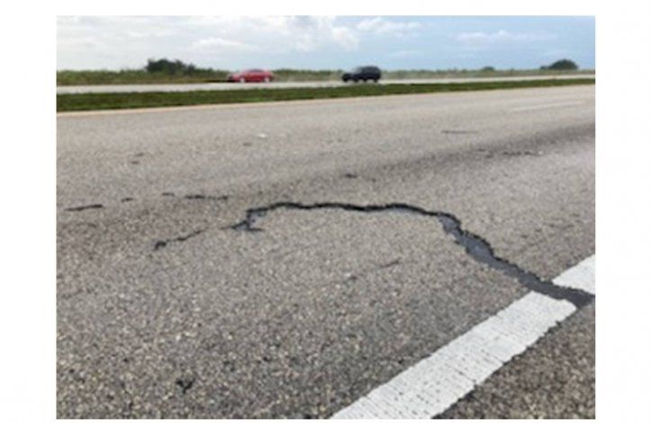 Imagen de la carretera agrietada por la caída de un rayo 
