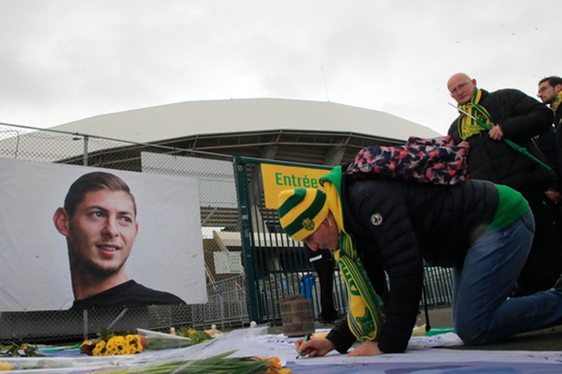 ARCHIVO - En foto del 25 de enero del 2020, seguidores del Nantes se reúnen afuera del estadio para rendir tributo al argentino Emiliano Sala antes del encuentro ante el Burdeos. (AP Foto/Michel Euler, Archivo)