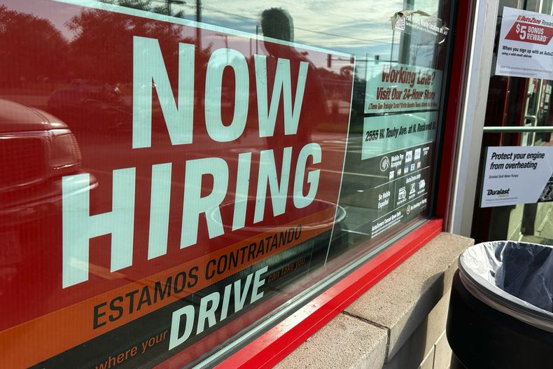 Un anuncio de empleo es exhibido en una tienda minorista en Wheeling, Illinois, el domingo 24 de septiembre de 2023. (AP Foto/Nam Y. Huh)