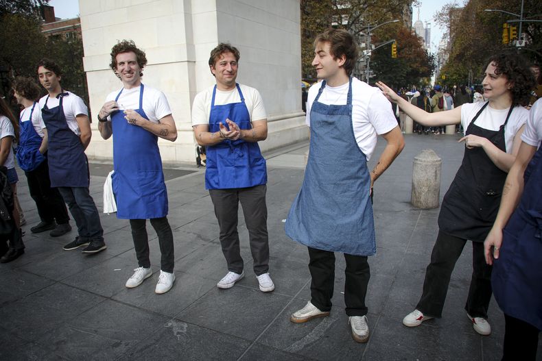 ARCHIVO - Participantes en una competencia de imitadores de Jeremy Allen White el domingo 17 de noviembre de 2024 en Nueva York. (Foto Andy Kropa/Invision/AP, archivo)