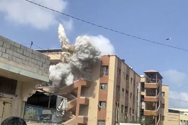 Esta captura de pantalla de un video muestra el segundo de dos proyectiles que el ejército israelí disparó en rápida sucesión contra una escalera exterior del Hospital Nasser, pocos minutos después que una ronda inicial de ataques impactara el edificio, en Jan Yunis, Franja de Gaza, el lunes 25 de agosto de 2025. (UGC vía AP)