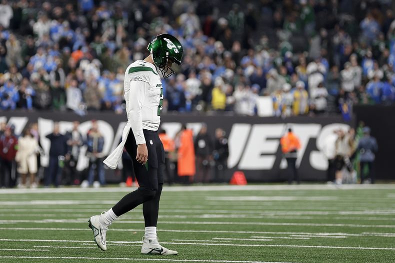 Zach Wilson, de los Jets de Nueva York, abandona el campo en el partido del lunes 6 de noviembre de 2023, ante los Charrgers de Los Ángeles (AP Foto/Adam Hunger)