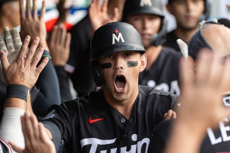 Brooks Lee, de los Mellizos de Minnesota, reacciona después de disparar un jonrón de tres carreras ante el abridor de los Guardianes de Cleveland, Slade Cecconi, durante la cuarta entrada del juego de béisbol de Grandes Ligas, el miércoles 22 de julio de 2026, en Cleveland. (AP Foto/Phil Long)