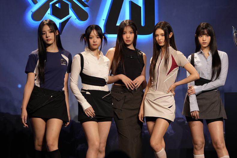 ARCHIVO - El grupo de K-pop NewJeans posa en el día de prensa del League of Legends World Championship 2023 en Seúl, Corea del Sur el 15 de noviembre de 2023. OMG de NewJeans fue elegida como una de las canciones del año por The Associated Press. (Foto AP/Lee Jin-man)