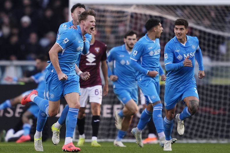 Scott McTominay (izquierda) celebra tras anotar el primer gol de Napoli en la victoria ante Torino en la Serie A de Italia, el domingo 1 de diciembre de 2024. (Fabio Ferrari/LaPresse vía AP)