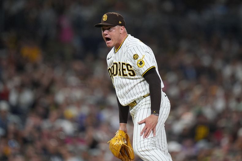 El lanzador de los Padres de San Diego, Adrián Morejón, celebra el tercer out durante la séptima entrada de un partido de béisbol contra los Marlins de Miami, el sábado 19 de septiembre de 2026, en San Diego. (Foto AP/Gregory Bull)