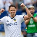 ARCHIVO - Javier Hernández, delantero del LA Galaxy reacciona con los fanáticos después de que su equipo venciera al Nashville SC en un partido de playoffs de la MLS, el 15 de octubre de 2022, en Carson, California. (AP Foto/Alex Gallardo, Archivo)