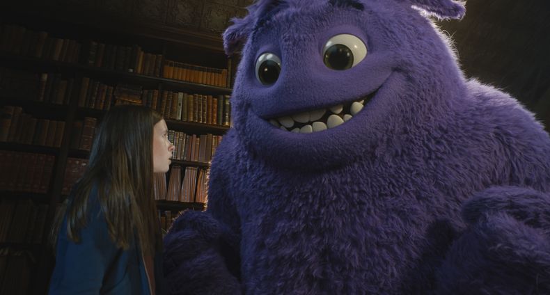 En esta imagen propporcionada por Paramount Pictures, Cailey Fleming, izquierda, con Blue, con la voz de Steve Carell, en una escena de IF. (Paramount Pictures vía AP)