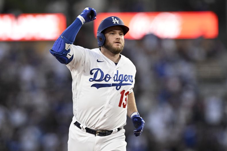 Max Muncy, de los Dodgers de Los Ángeles, festeja tras conseguir un cuadrangular en la sexta entrada del encuentro ante los Rojos de Cincinnati, el sábado 29 de julio de 2023 (AP foto/Alex Gallardo)