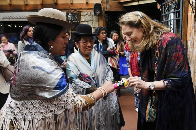 La la princesa Sarah Zeid de Jordania, a la derecha, recibe una muñequita como regalo de cholitas montañistas en La Paz, Bolivia, el viernes 7 de julio de 2023. (AP Foto/Juan Karita)
