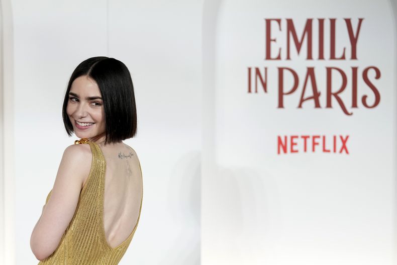 La actriz Lily Collins llega al estreno de Emily in Paris, en Roma, el martes 10 de septiembre de 2024. (Foto AP/Andrew Medichini)