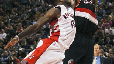 americateve | LaMarcus Aldridge, de los Trail Blazers de Portland, tira sobre Amir Johnson, de los Raptors de Toronto, durante su juego del domingo 17 de noviembre de 2013, en Toronto. (Foto AP/The Canadian Press, Aaron Vincent Elkaim)
