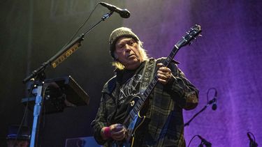 Neil Young vende el 50% de su catálogo de canciones