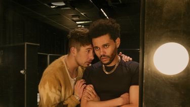 Esta imagen publicada por Lionsgate muestra a Barry Keoghan como Lee, a la izquierda, y Abel The Weeknd Tesfaye como Abel en una escena de Hurry Up Tomorrow. (Foto Andrew Cooper/Lionsgate via AP)