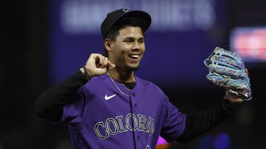 Ezequiel Tovar de los Rockies de Colorado celebra la victoria de su equipo ante los Gigantes de San Francisco, tras el partido en San Francisco. Viernes 7 de julio de 2023. (AP Foto/Josie Lepe)