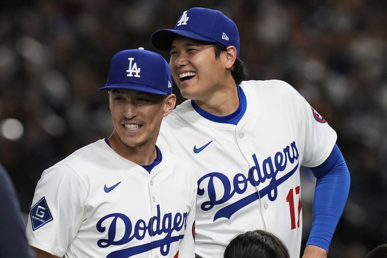 Shohei Ohtani de los Dodgers de Los Ángeles sonríe junto a sus compañeros en el encuentro de exhibición ante Yomiuri Giants de Japón en el Tokyo Doome el sábado 15 de marzo del 2025. (AP Foto/Eugene Hoshiko)