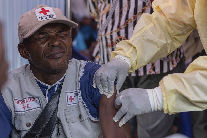 Un hombre es vacunado contra la viruela símica en el hospital general de Goma, en la República Democrática del Congo, el sábado 5 de octubre de 2024. (AP Foto/Moses Sawasawa)