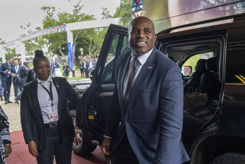 El canciller británico David Lammy llega a la sesión inaugural de la reunión de ministros de relaciones exteriores del G20, el jueves 20 de febrero de 2025, en Johannesburgo, Sudáfrica. (AP Foto/Jerome Delay)