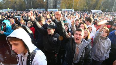 americateve | Cientos de manifestantes entonaron lemas nacionalistas durante una protesta en Mosc&uacute;, Rusia, el domingo 13 de octubre de 2013. La muerte de un ruso provoc&oacute; indignaci&oacute;n en Mosc&uacute; y manifestantes causaron destrozos. (Foto AP/Mikha