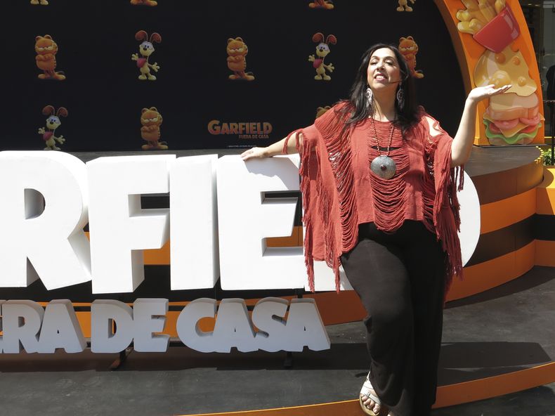 La actriz de doblaje Regina Orozco posa en la alfombra naranja de la versión en español para Latinoamérica de The Garfield Movie en la Ciudad de México el domingo 28 de abril de 2024. (Foto AP/Berenice Bautista)