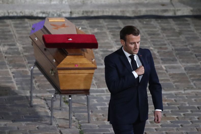 ARCHIVO - El presidente de Francia, Emmanuel Macron, se marcha tras presentar sus respetos ante el ataúd del maestro asesinado Samuel Paty en el patio de la Universidad Sorbona durante un funeral oficial, el miércoles 21 de octubre de 2020 en París. (AP Foto/Francois Mori, Pool, Archivo)