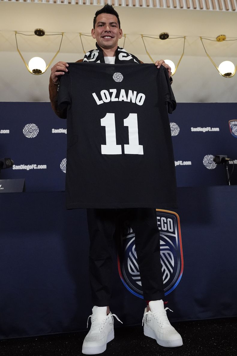 El mexicano Hirving Chucky Lozano posa con sus nuevos colores del San Diego FC durante su presentación con el nuevo equipo de la MLS, el jueves 13 de junio de 2024, en San Diego (AP Foto/Gregory Bull)