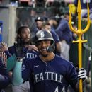 En foto del 10 de junion del 2023, el dominicano Julio Rodríguez, de los Marineros de Seattle, recibe la felicitación de sus compañeros en la cueva, tras conseguir un jonrón de dos carreras ante los Angelinos de Los Ángeles. (AP Foto/Mark J. Terrill)
