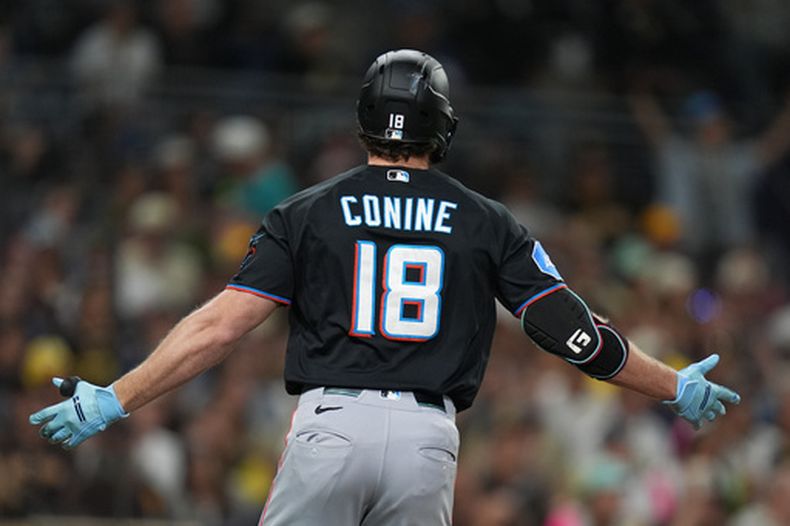Griffin Conine, de los Marlins de Miami, celebra su jonrón durante la novena entrada de un partido de béisbol contra los Padres de San Diego, el sábado 19 de septiembre de 2026, en San Diego. (Foto AP/Gregory Bull)