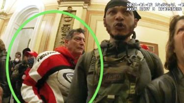 Imagen del expediente del Departamento de Justicia usado para la orden de arresto contra David Walls-Kaufman, que muestra una imagen tomada de la cámara corporal policial de David Walls-Kaufman en el Capitolio estadounidense en Washington el 6 de enero del 2021. (Departmento de Justicia via AP)