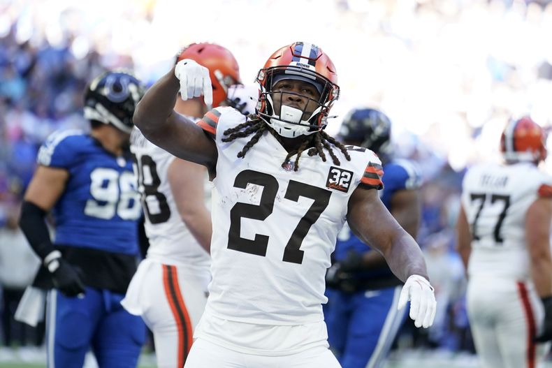 Kareem Hunt (27), corredor de los Browns de Cleveland, celebra una anotación de dos yardas durante la primera mitad del partido de la NFL en contra de los Colts de Indianápolis, el domingo 22 de octubre de 2023, en Indianápolis. (AP Foto/Michael Conroy)