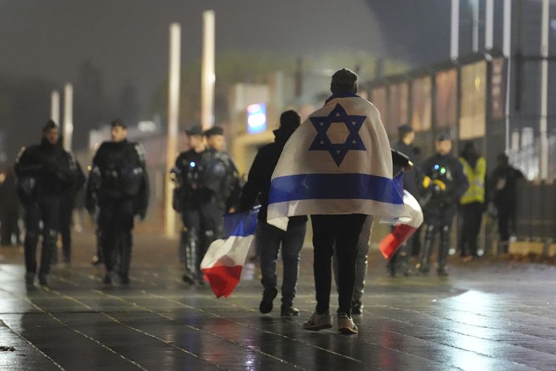 Seguidores de Israel afuera del Stade de France para el encuentro ante Francia de la Liga de Naciones en París el jueves 14 de noviembre del 2024. (AP Foto/Christophe Ena)
