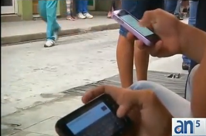 Analistas políticos y jóvenes cubanos reaccionaron hoy a las revelaciones de la agencia AP sobre el llamado Twitter cubano.