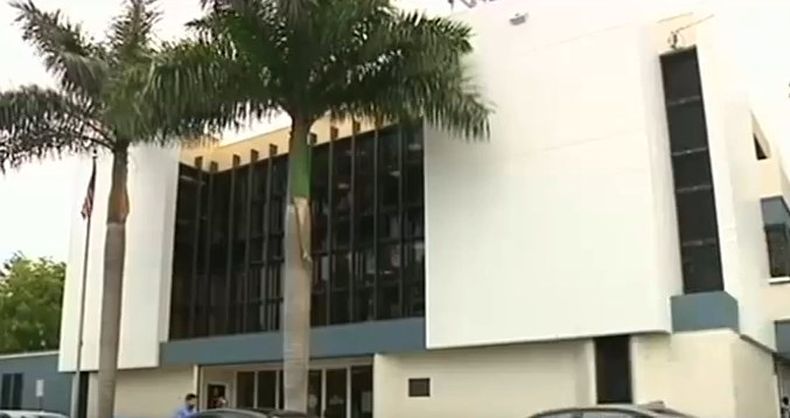 Hoy se presentó una nueva demanda donde involucran a algunos agentes que han estado bajo investigación  incluye a varios policías y al ex alcalde Manny Maroño.