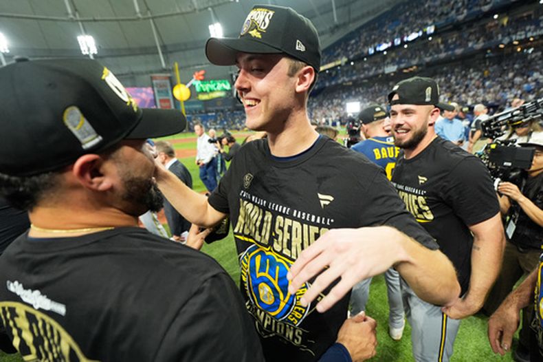 Jacob Misiorowski, de los Cerveceros de Milwaukee, cele celebra después de ganar la Serie Mundial frente a los Rays de Tampa Bay, el miércoles 28 de octubre de 2026, en St. Petersburg, Florida. (AP Foto/Ashley Landis)