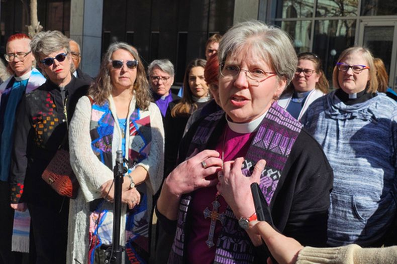 La obispa Jennifer Nagel, del Sínodo de Minneapolis de la Iglesia Evangélica Luterana en Estados Unidos, habla con reporteros fuera del tribunal federal en St. Paul, Minnesota, el viernes 20 de marzo de 2026, después de que un juez federal determinara que los clérigos pueden atender a los inmigrantes de un centro de retención en la sede de la ofensiva de control migratorio del gobierno de Trump en Minnesota. (AP Foto/Steve Karnowski)