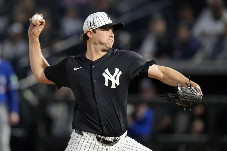 Gerrit Cole de los Yankees de Nueva York lanza en el duelo de exhibición ante los Azulejos de Toronto el viernes 28 de febrero del 2025. (AP Foto/Chris OMeara)