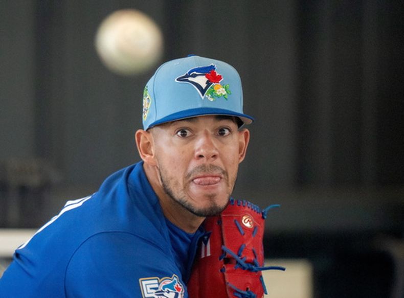 El boricua José Berríos, de los Azulejos de Toronto, hace un lanzamiento en la pretemporada en Dunedin, Florida, el domingo 15 de febrero de 2026. (Frank Gunn/The Canadian Press via AP)