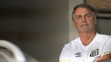 El ex presidente brasileño Jair Bolsonaro a la entrada de su vivienda, estando bajo arresto domiciliario, en Brasilia, el 29 de agosto del 2025. (AP foto/Eraldo Peres)