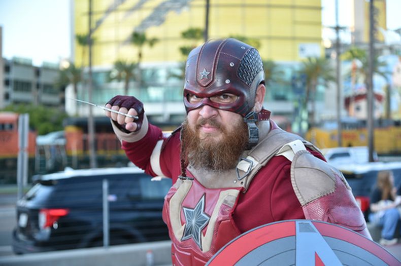 Daniel Huerta, de Simi Valley, California, posa para una fotografía vestido como Red Guardian durante la noche de preestreno de la Comic-Con International, el miércoles 22 de julio de 2026, en San Diego. (Foto Richard Shotwell/Invision/AP)