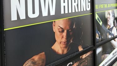 Cartel de contratación de empleados en un gimnasio de Riverwoods, Illinois, el domingo 5 de enero de 2025. (AP Foto/Nam Y. Huh)