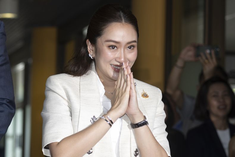 La líder del partido Pheu Thai, Paetongtarn Shinawatra, a su llegada a la sede de la formación, en Bangkok, Tailandia, el 16 de agosto de 2024. (AP Foto/Wason Wanichakorn)