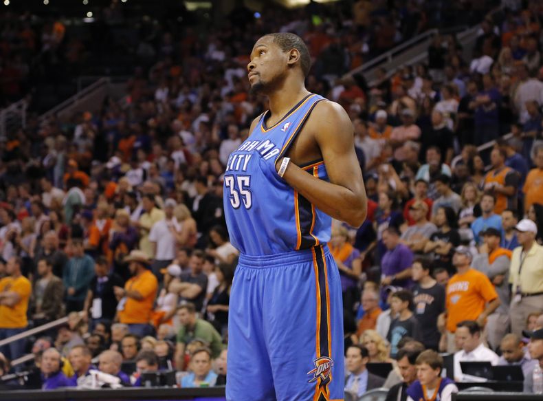 Kevin Durant, alero del Thunder de Oklahoma City, mira el marcador en los &uacute;ltimos segundos del encuentro contra los Suns de Phoenix, el domingo 6 de abirl de 2014 (AP Foto/Matt York)