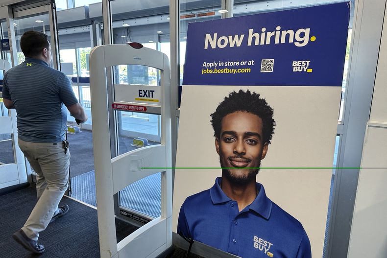 Un anuncio de vacantes es exhibido en una tienda minorista en Vernon Hills, Illinois, el sábado 7 de septiembre de 2024. (AP Foto/Nam Y. Huh)