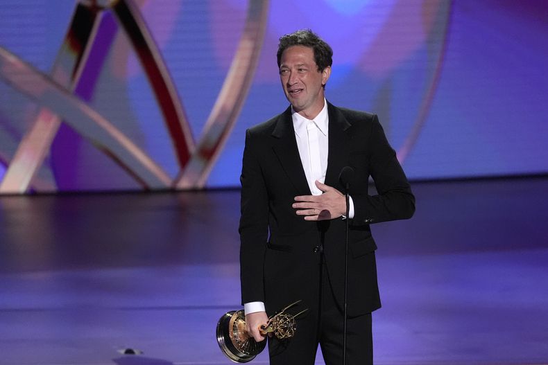Ebon Moss-Bachrach recibe el premio al mejor actor de reparto en una serie de comedia por The Bear durante la 76ª edición de los premios Emmy el domingo 15 de septiembre de 2024 en el Teatro Peacock de Los Ángeles. (Foto AP/Chris Pizzello)