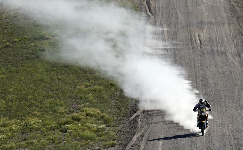 El espa&ntilde;ol Marc Coma a bordo de su motocicleta en la etapa entre las ciudades de San Luis y San Rafael del Rally Dakar, en Argentina, el lunes 6 de enero de 2014.  (Foto de AP /Jean-Paul Pelissier,)