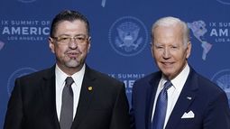 En esta imagen de archivo, el presidente de Estados Unidos, Joe Biden, junto a su homólogo de Costa Rica, Rodrigo Chaves, durante la Cumbre de las Américas, el 8 de junio de 2022, en Los Ángeles. (AP Foto/Evan Vucci, archivo)