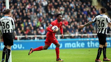 americateve | El artillero de Liverpool Daniel Sturridge, al centro, celebra su gol durante un partido de la Liga Premier contra Newcastle el s&aacute;bado, 19 de octubre del 2013. (Foto AP/Scott Heppell)