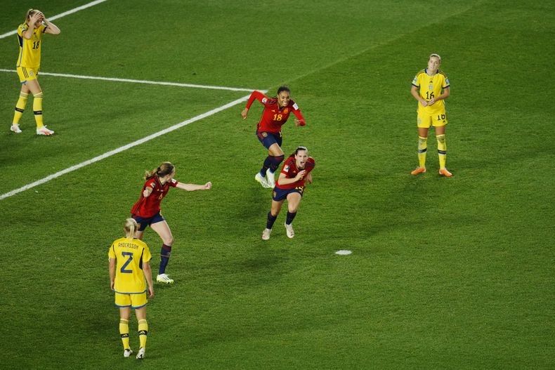 Las jugadoras de España celebran el gol de Olga Carmona para la victoria 2-1 ante Suecia en las semifinales del Mundial femenino, el martes 15 de agosto de 2023, en Auckland, Nueva Zelanda. (AP Foto/Andrew Cornaga)