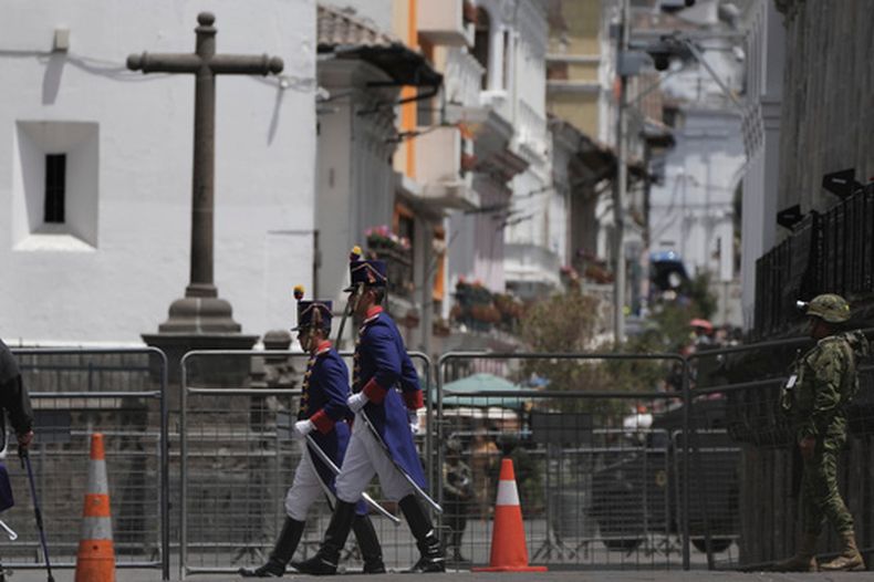 Los Granaderos de Tarqui, la guardia presidencial, desfilan frente al Palacio de Carondelet antes de una reunión entre el presidente de Argentina, Javier Milei, y el presidente de Ecuador, Daniel Noboa, en Quito (Ecuador), el jueves 6 de agosto de 2026. (Foto AP/Dolores Ochoa)